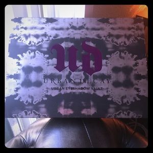 Urban Decay eye shadow vault (collector’s edition)